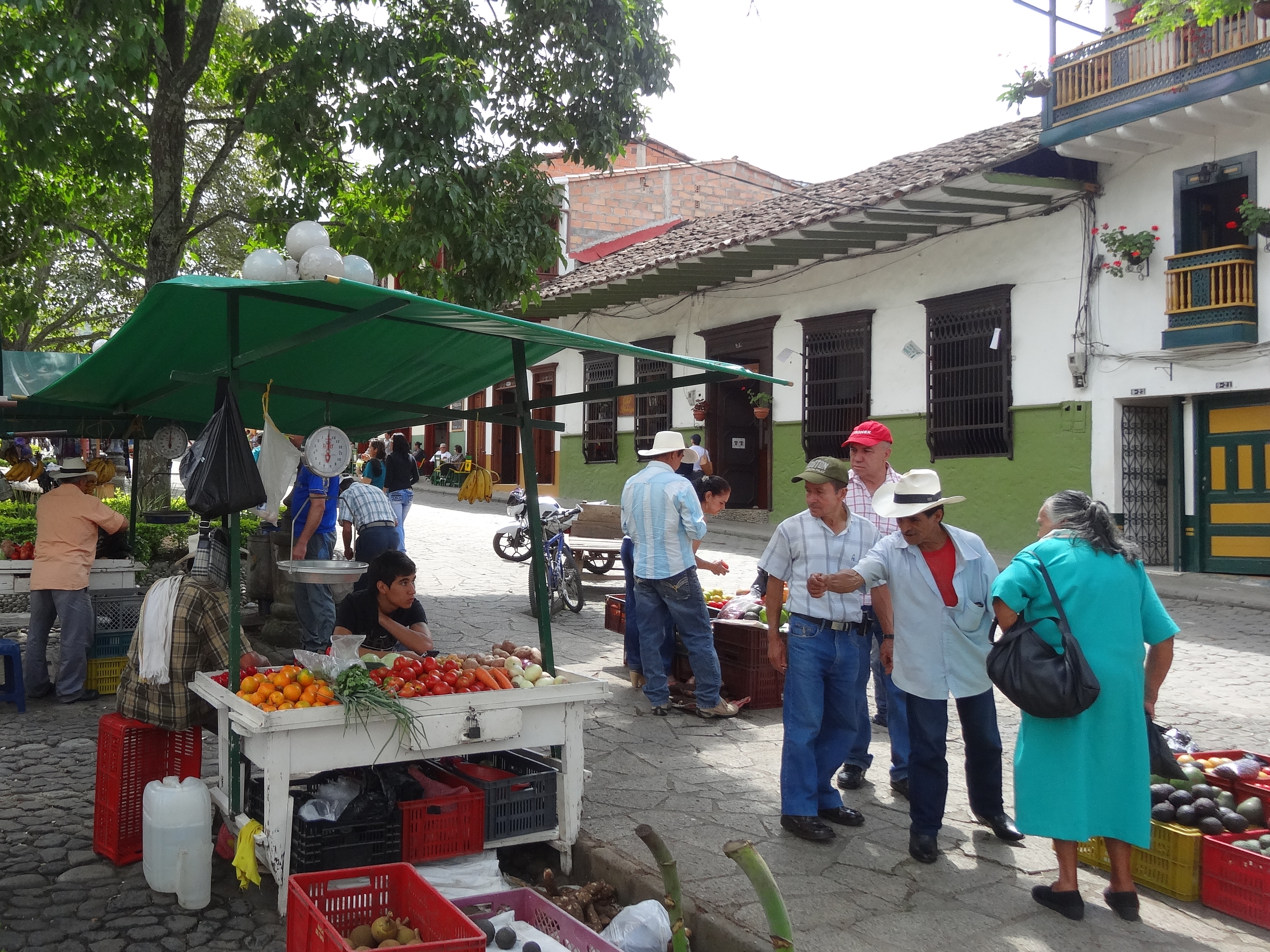 Grönsaksstånd och människor som är där