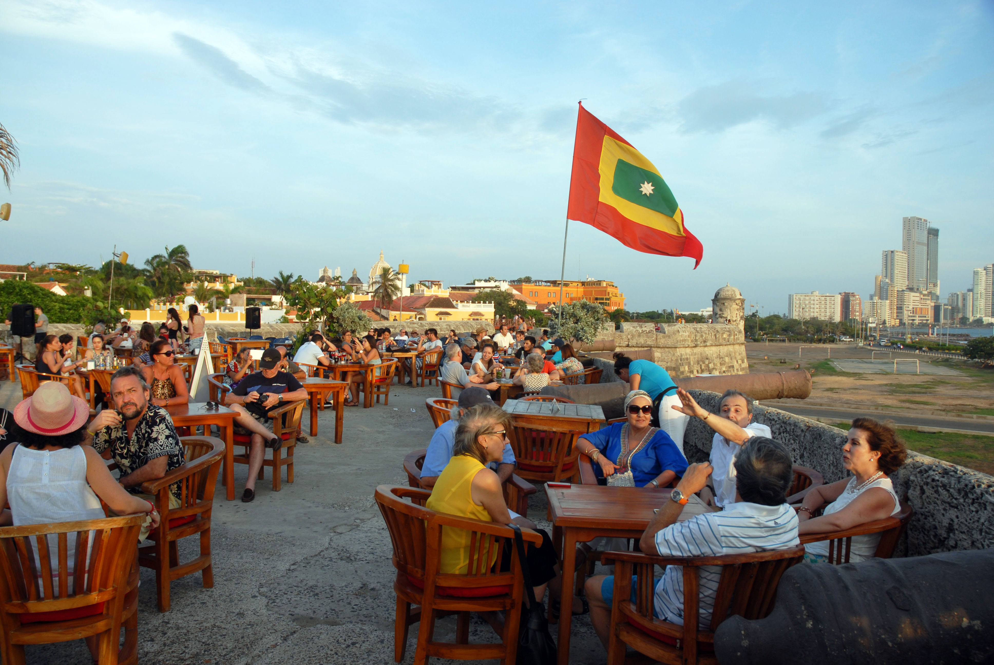 Människor som sitter på ringmuren