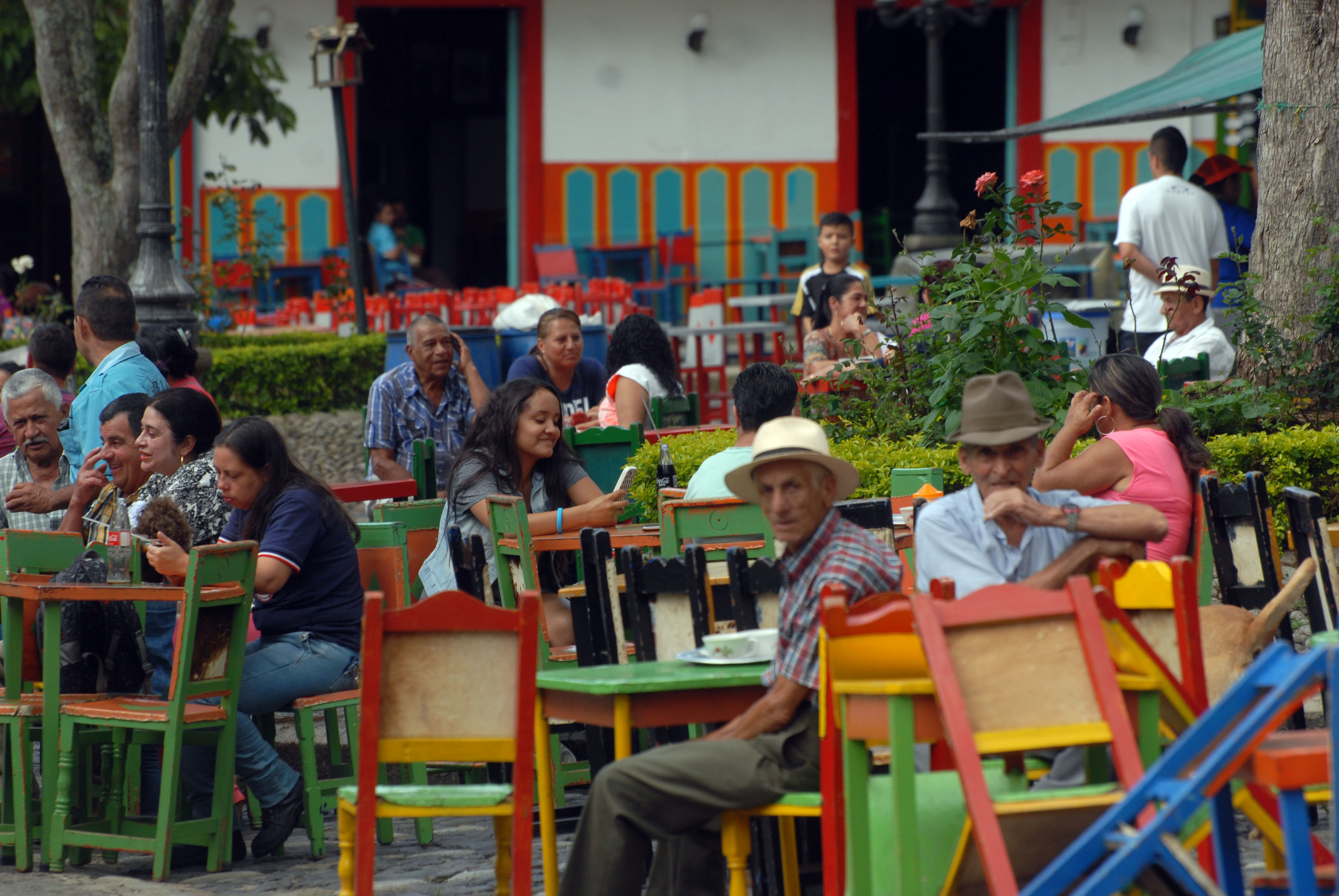 Människor som sitter på ett torg