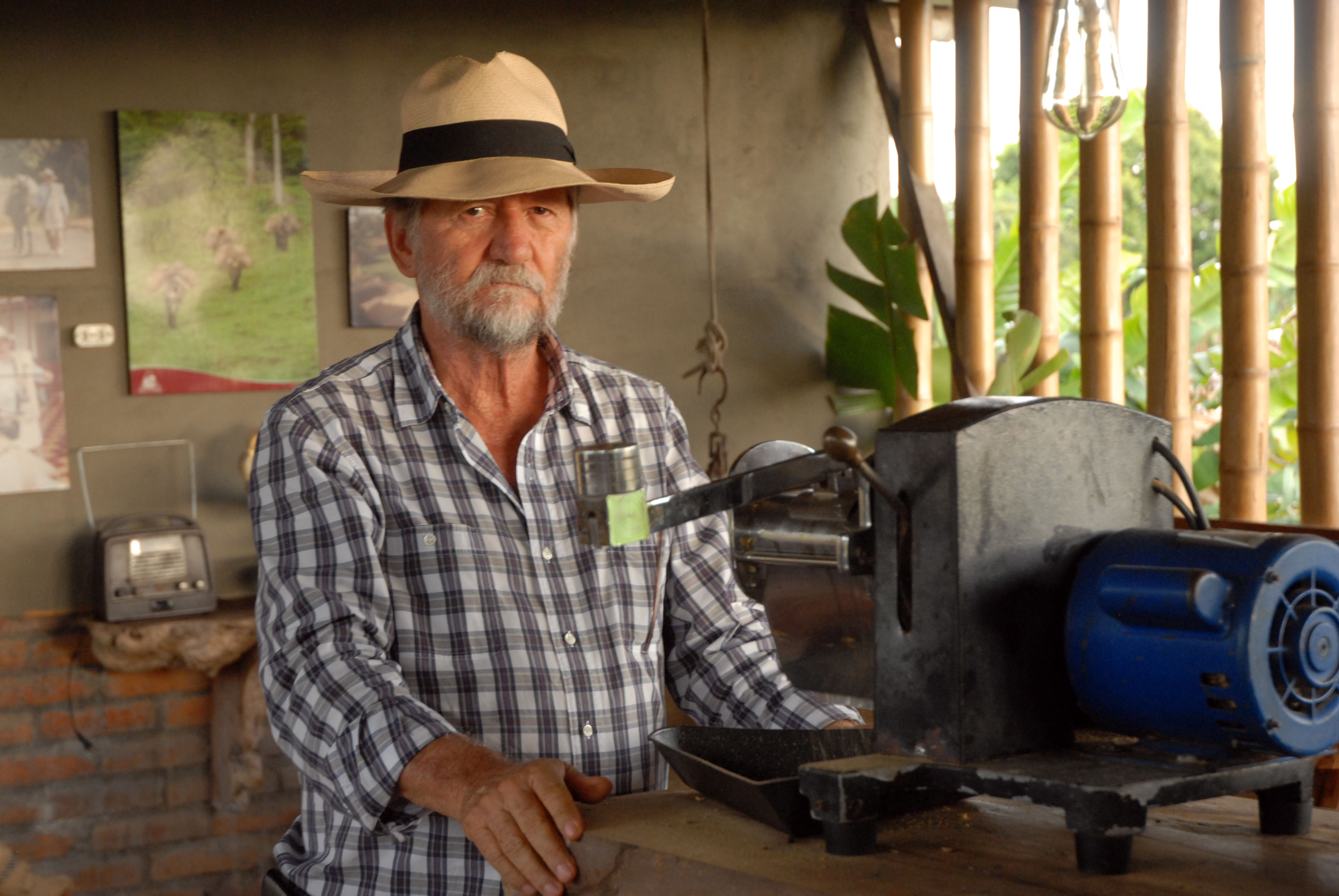 Man som står vid en maskin