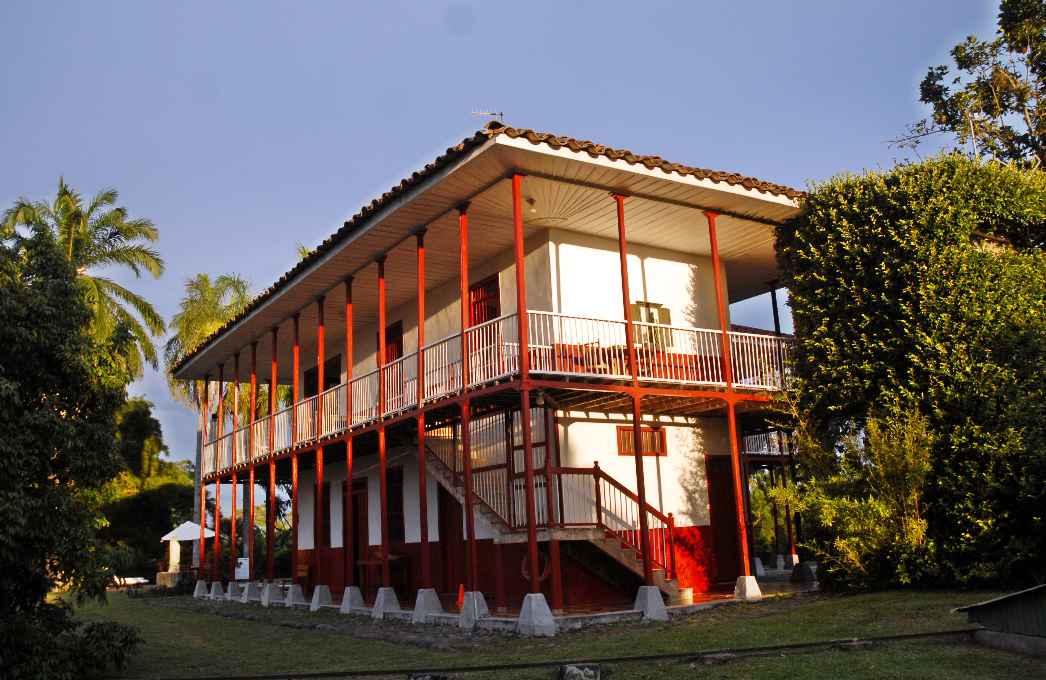 Finca i Colombia som är röd och vitmålad