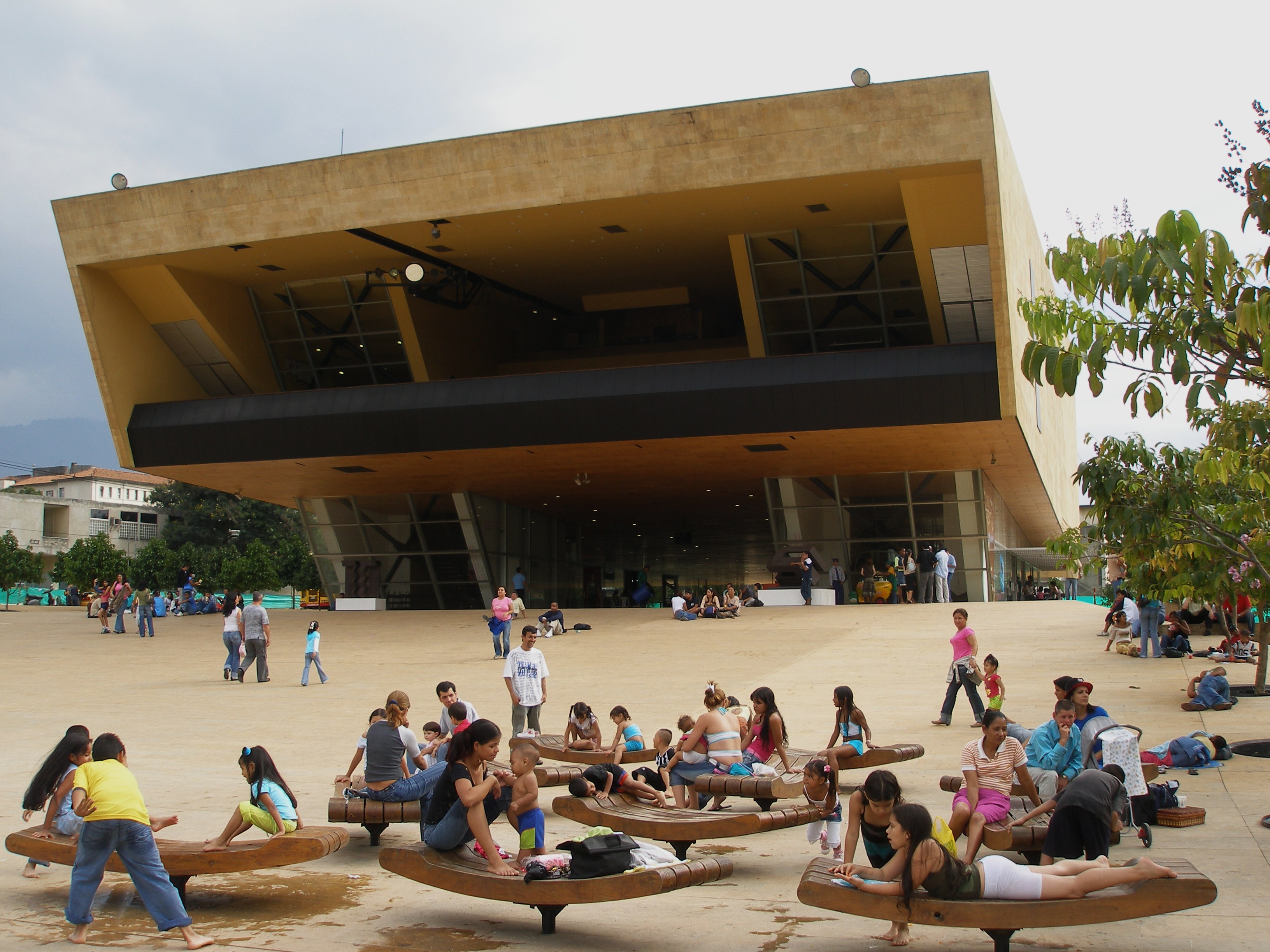 Barn i stad och byggnad nära