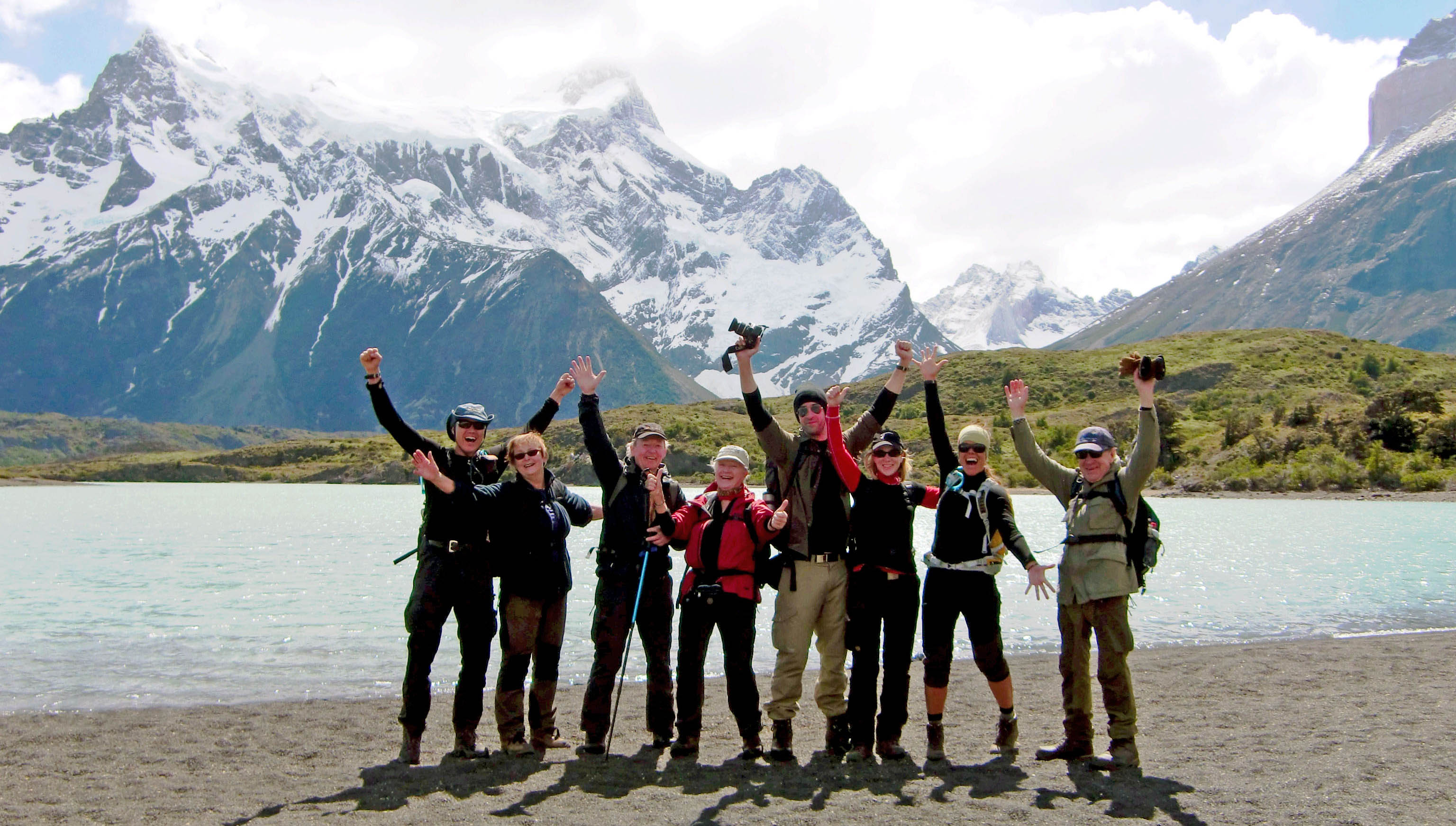 Personer som vinkar vid berg
