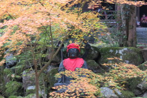 Jizo med lönnlöv