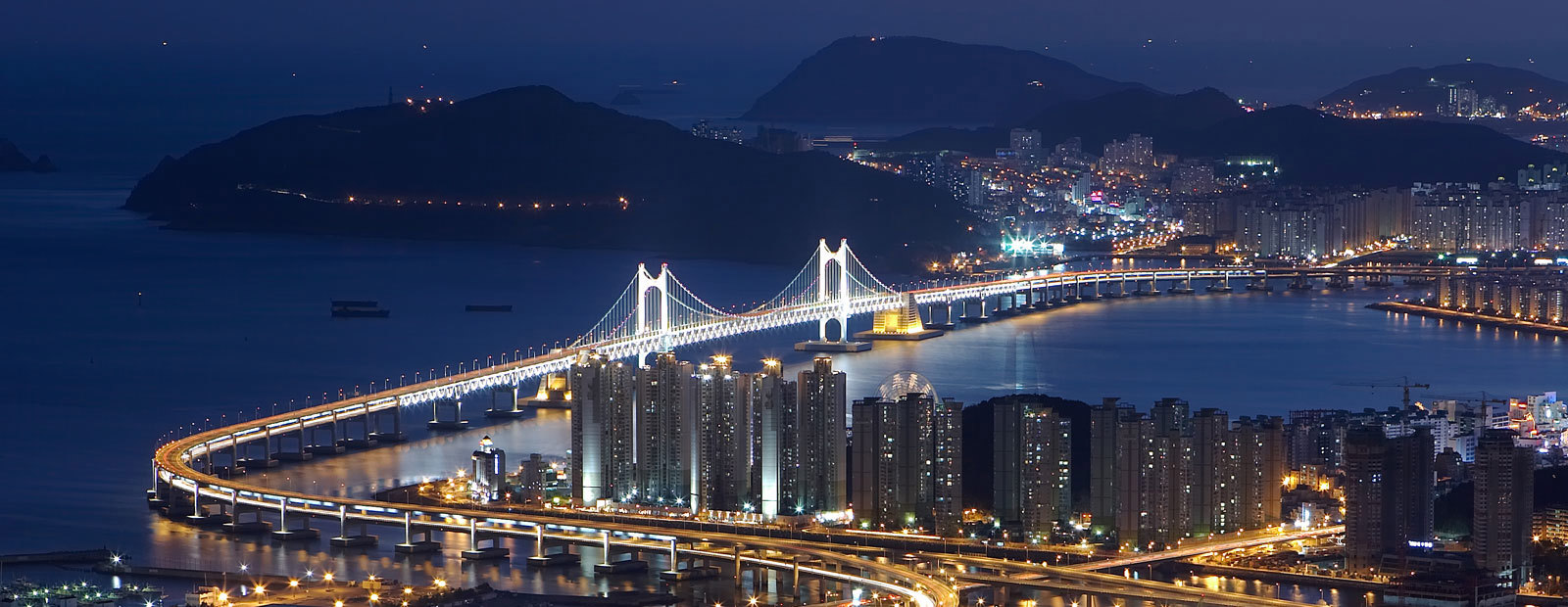 Upplyst skyline i Busan