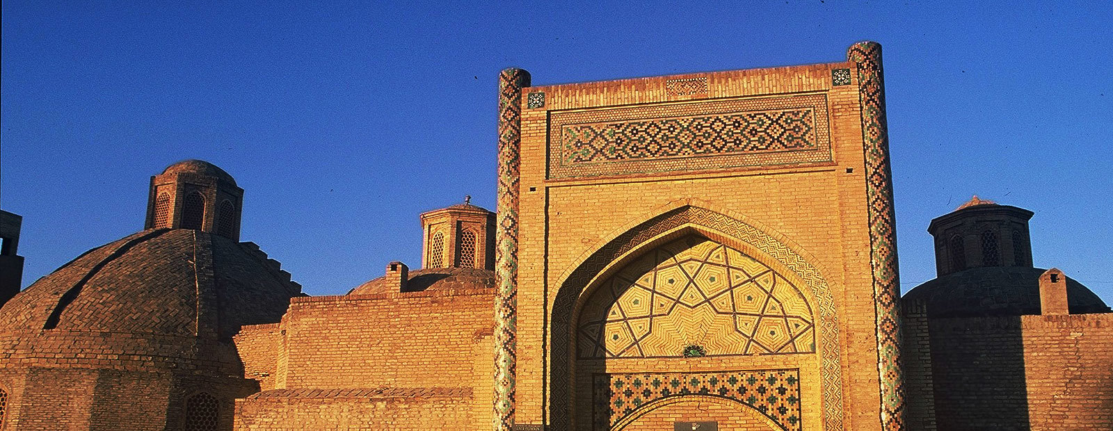 Fasaden på ingången till den gamla handelsplatsen i Bukhara