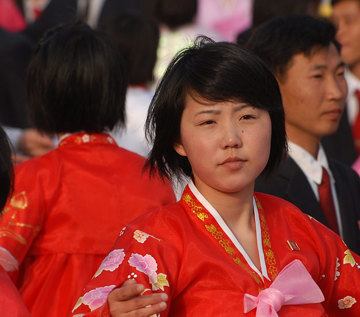 Massdans finklädda nordkoreaner på torget i Pyongyang