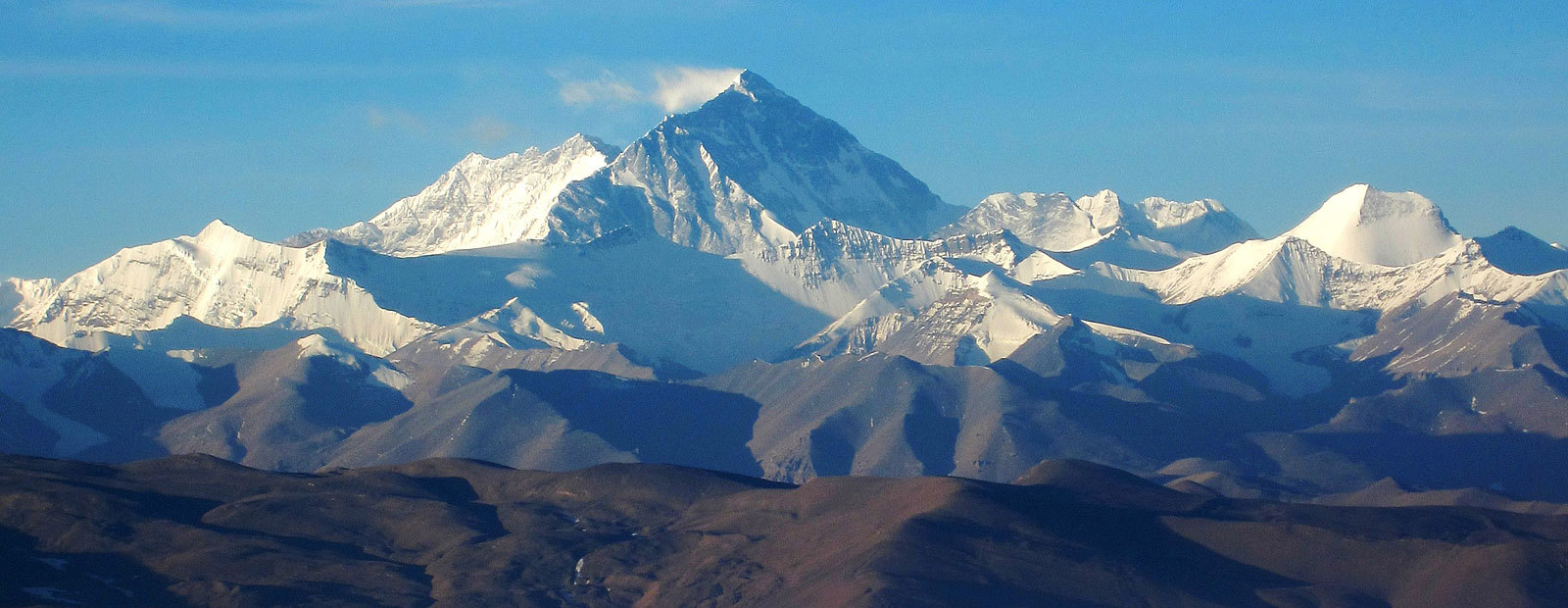 Mount Everest i Himalaya med blå himmel