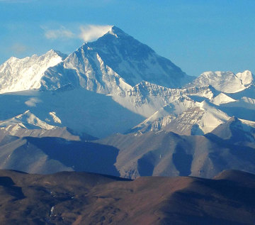 Mount Everest i Himalaya med blå himmel