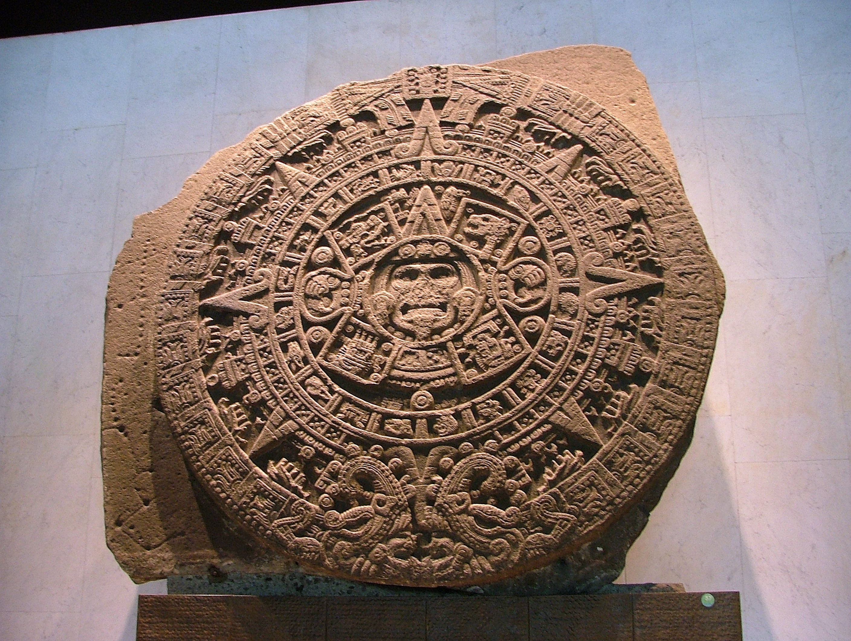 Rund sten med aztektiskt mönster