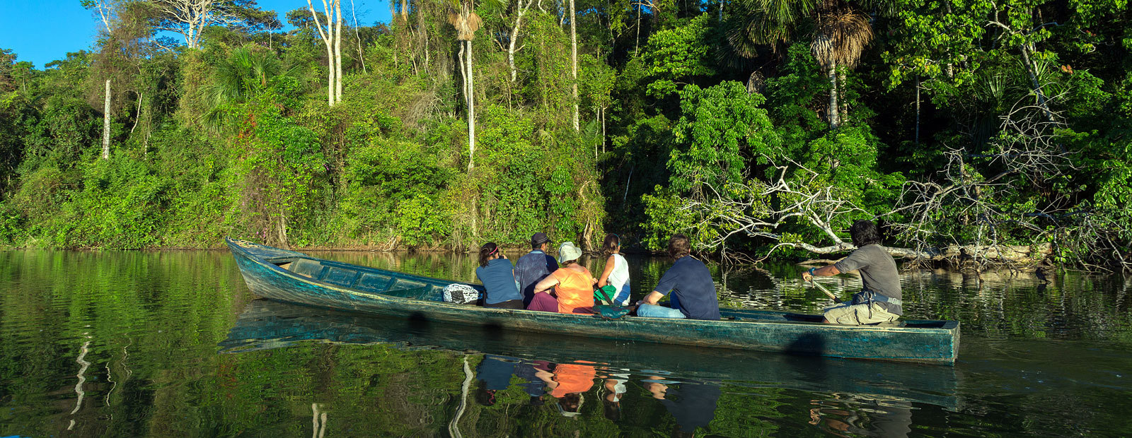 Kanotfärd i Amazonas