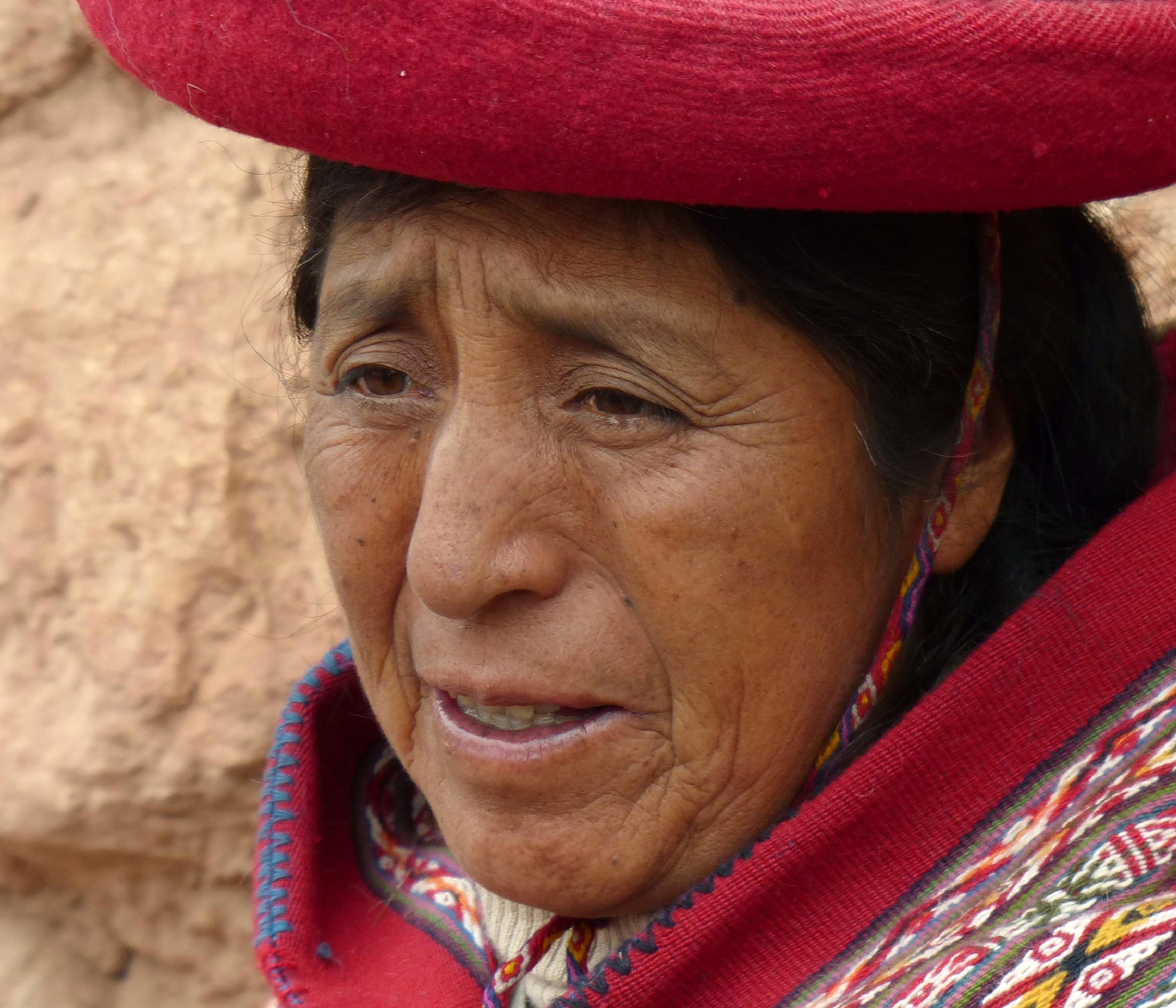 Kvinna med röd hatt.