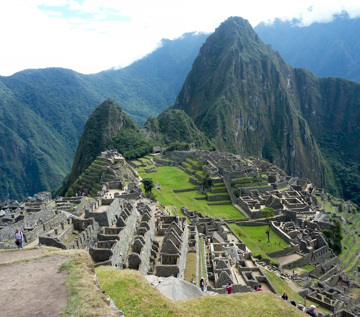 Man blickar ut över Machu Picchu.