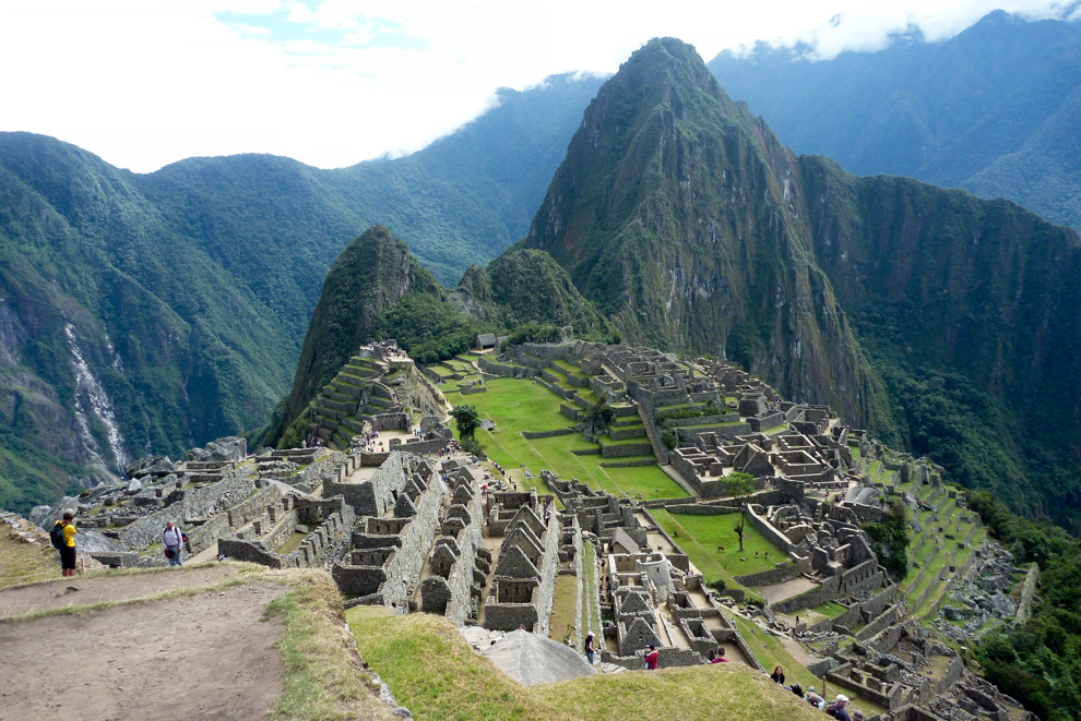 Man blickar ut över Machu Picchu.