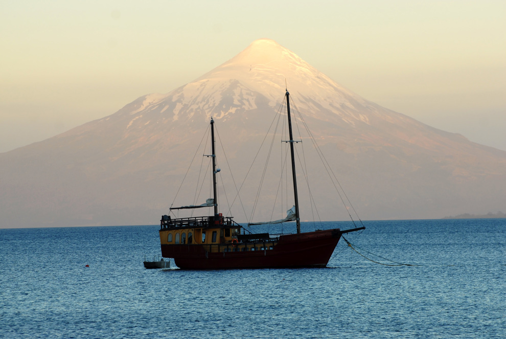 Vulkanen Osorno och sjön Llanquihue sedd från sjön Puerto Varas..