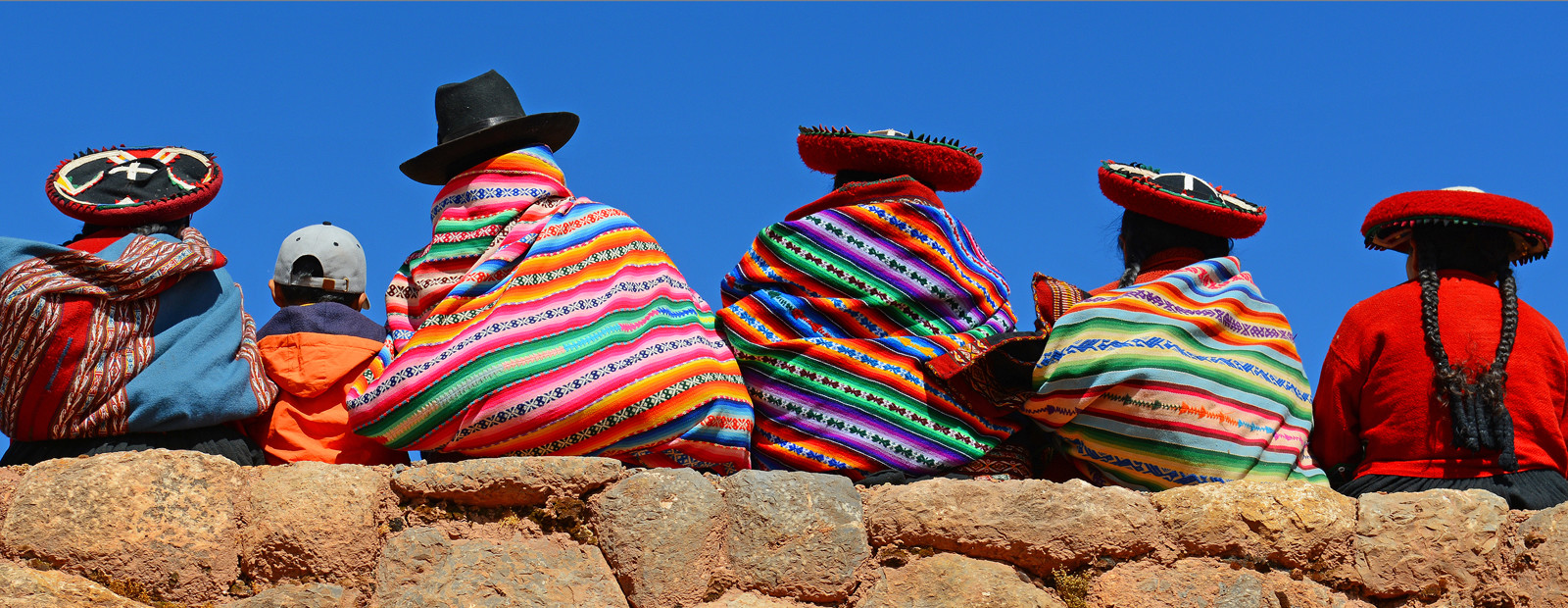 Kvinnor i färgglada kläder i Cusco Peru