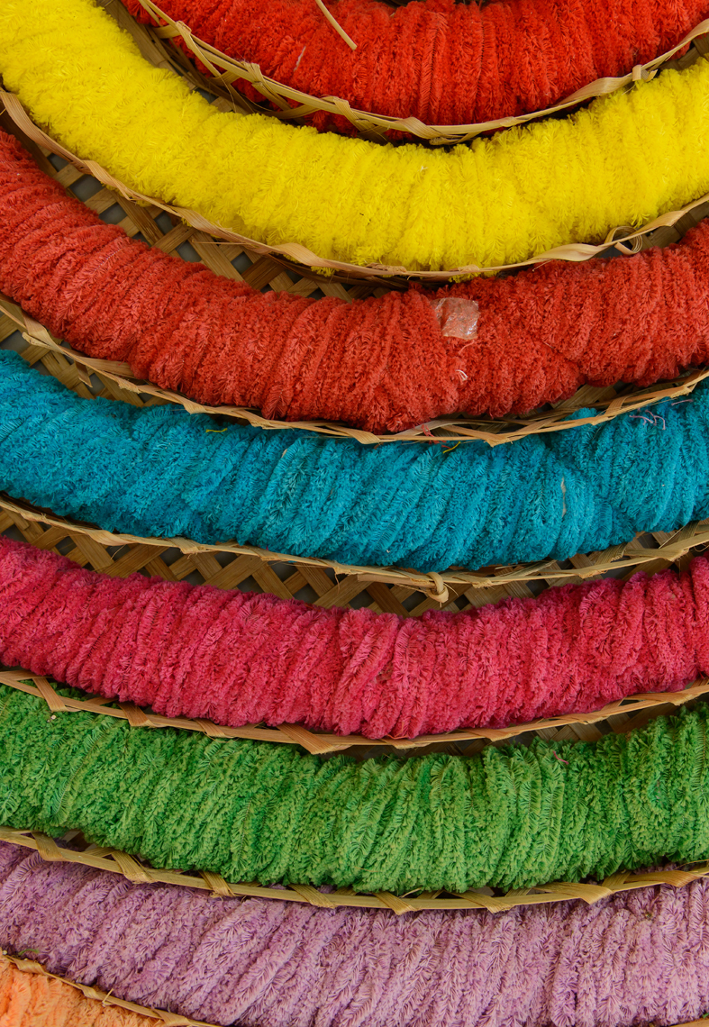 Närbild färglad silkestråd