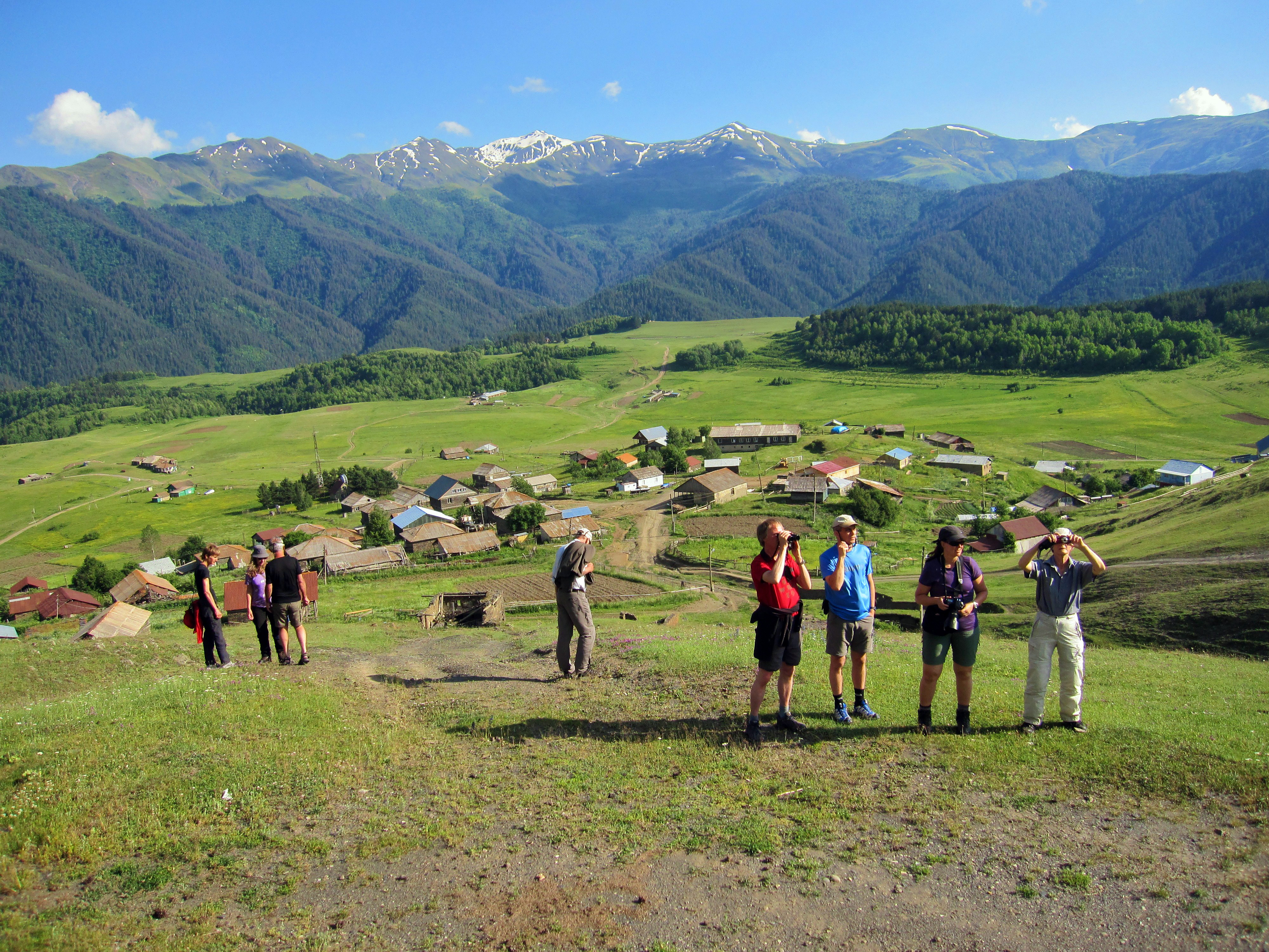 Vandrare med berg i bakgrunden