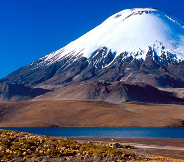 Snöklädd vulkantopp i norra Chile