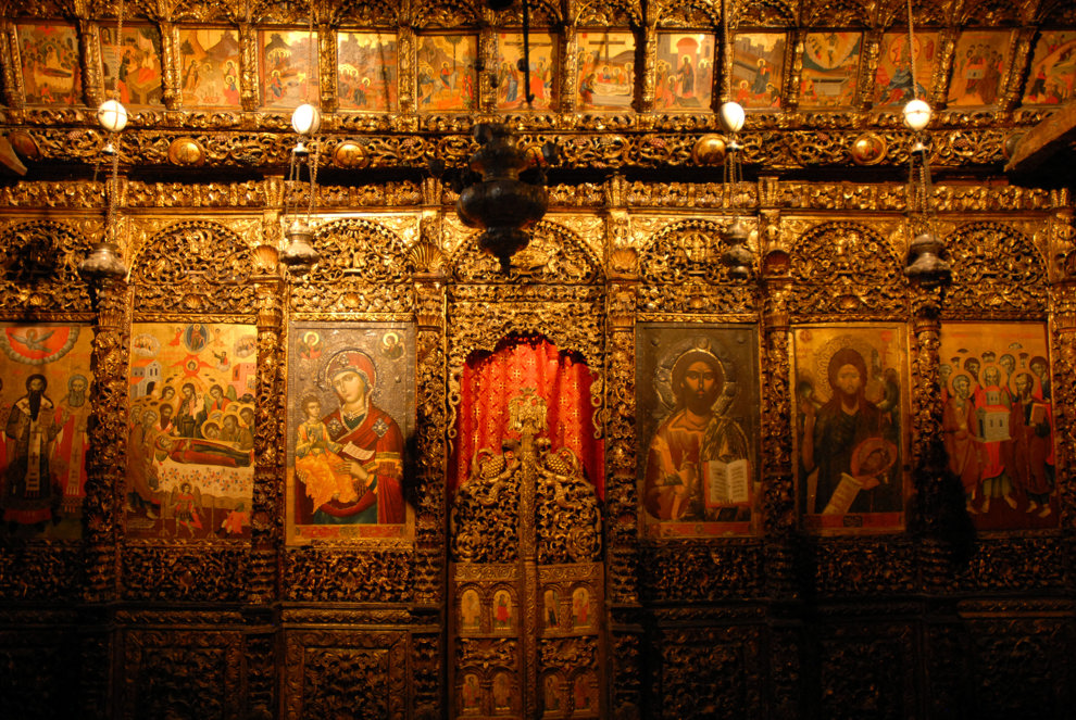 Den spektakulära ikonostasen tillsammans med målade ikonerna är 1600-talets konstnärens Onufris arv i Berat. 