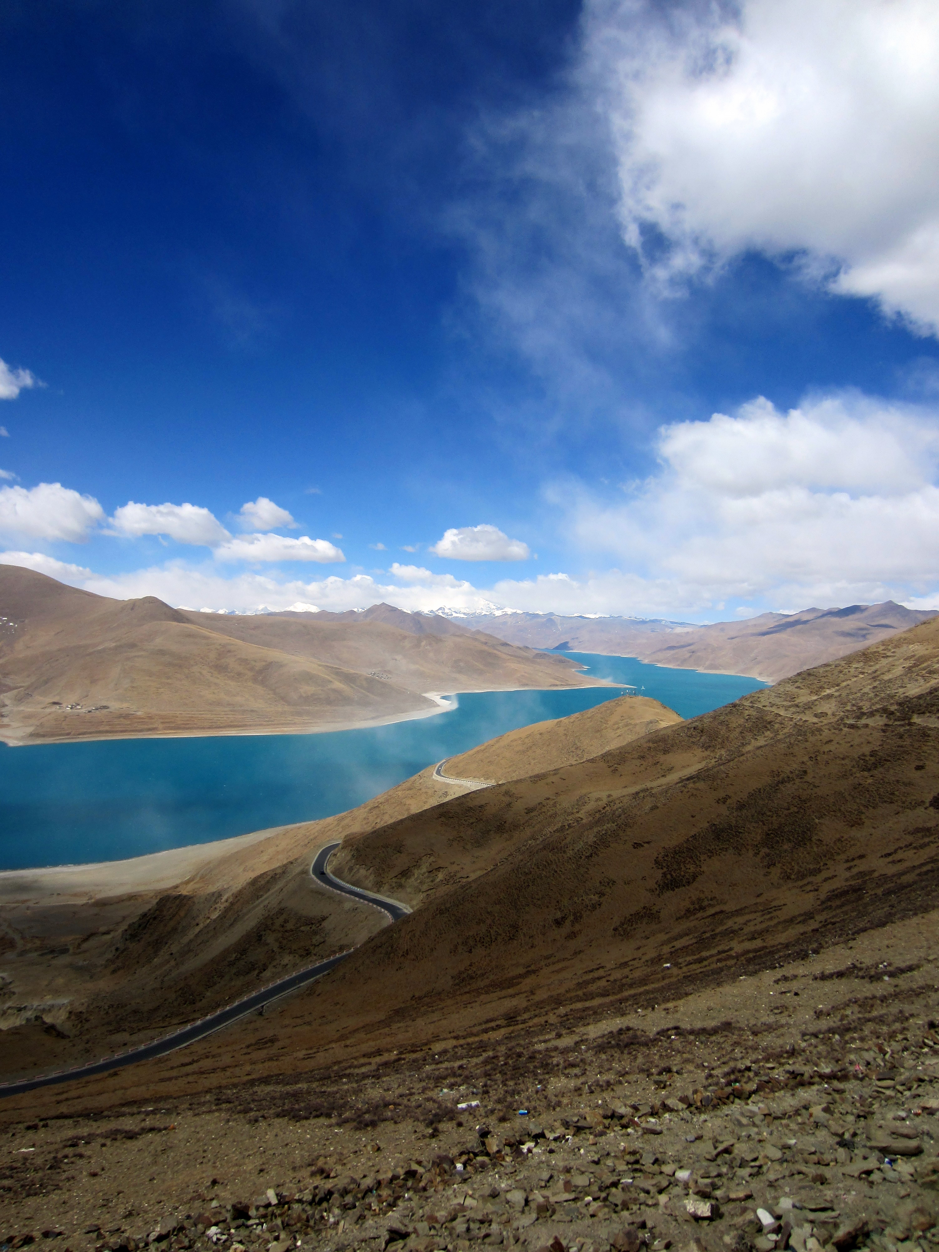 Flod som rinner mellan kullar