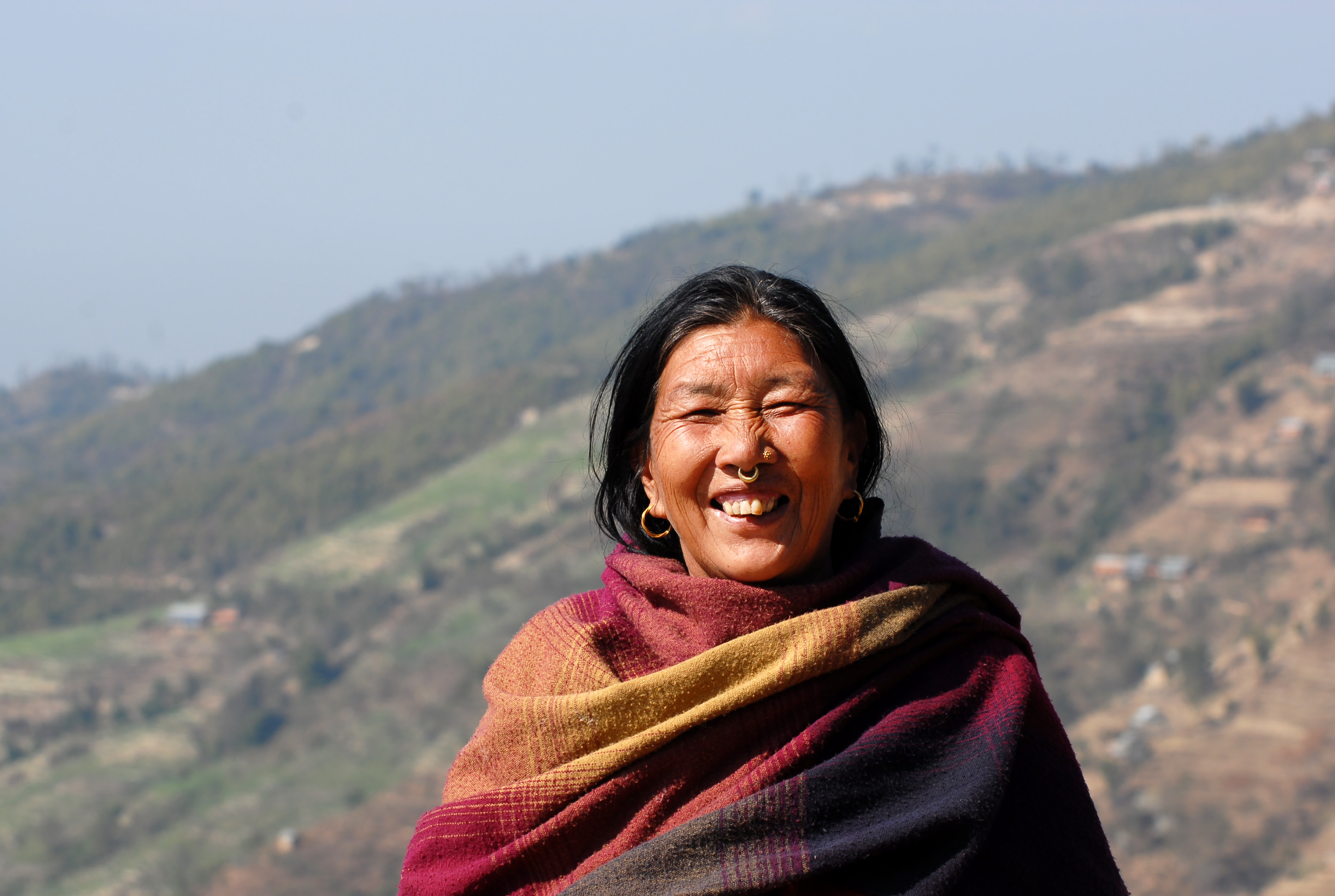 Leende kvinna framför berg