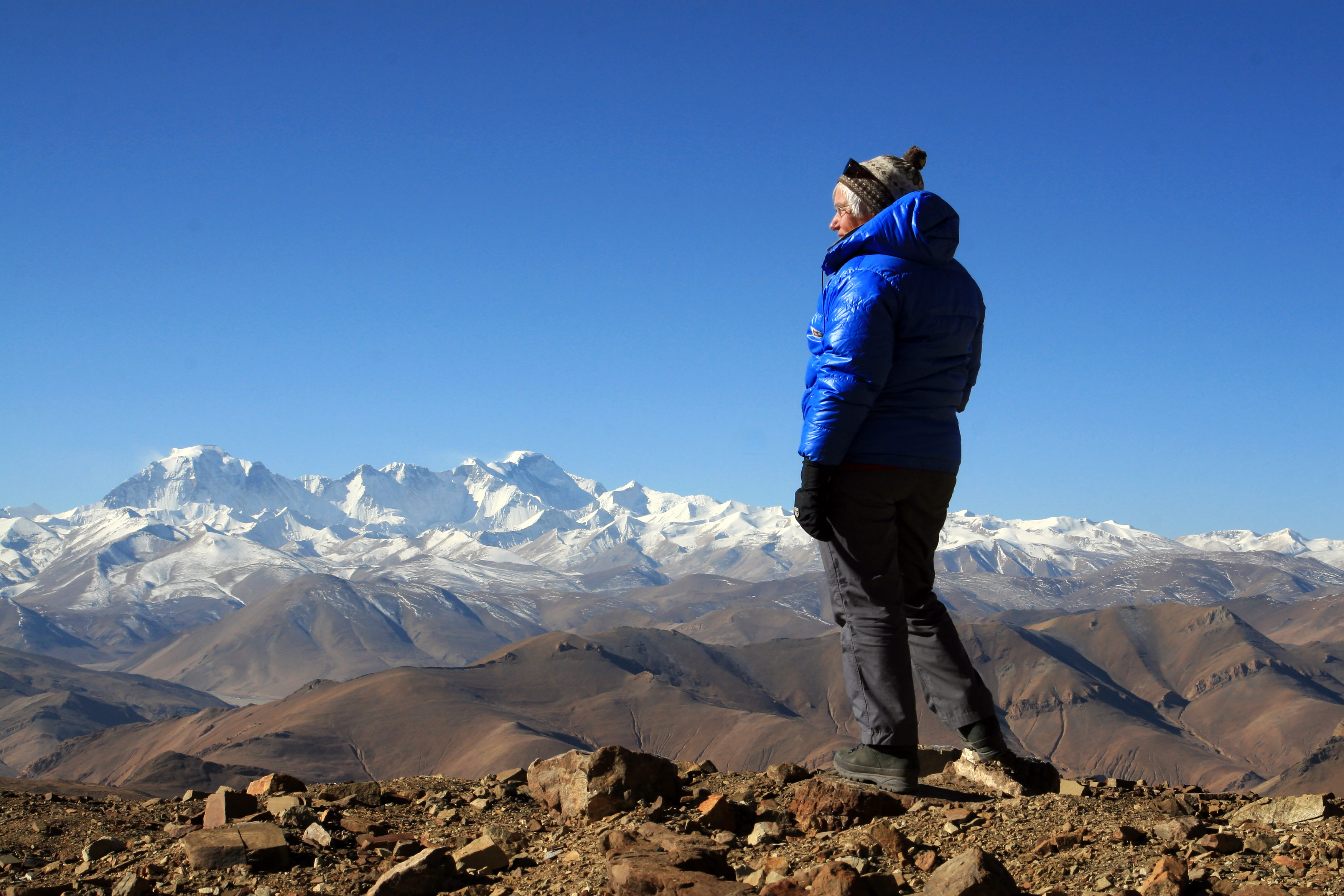 Kvinna spanar ut över berg