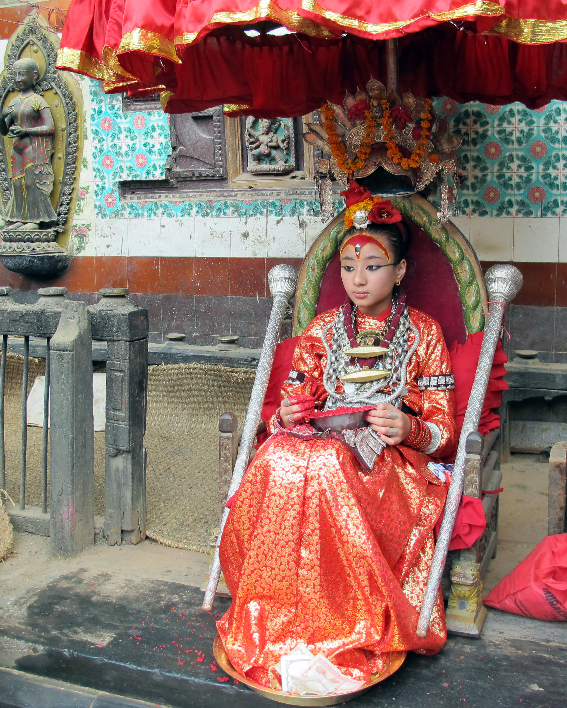 Sittande kvinna i färggrann dräkt