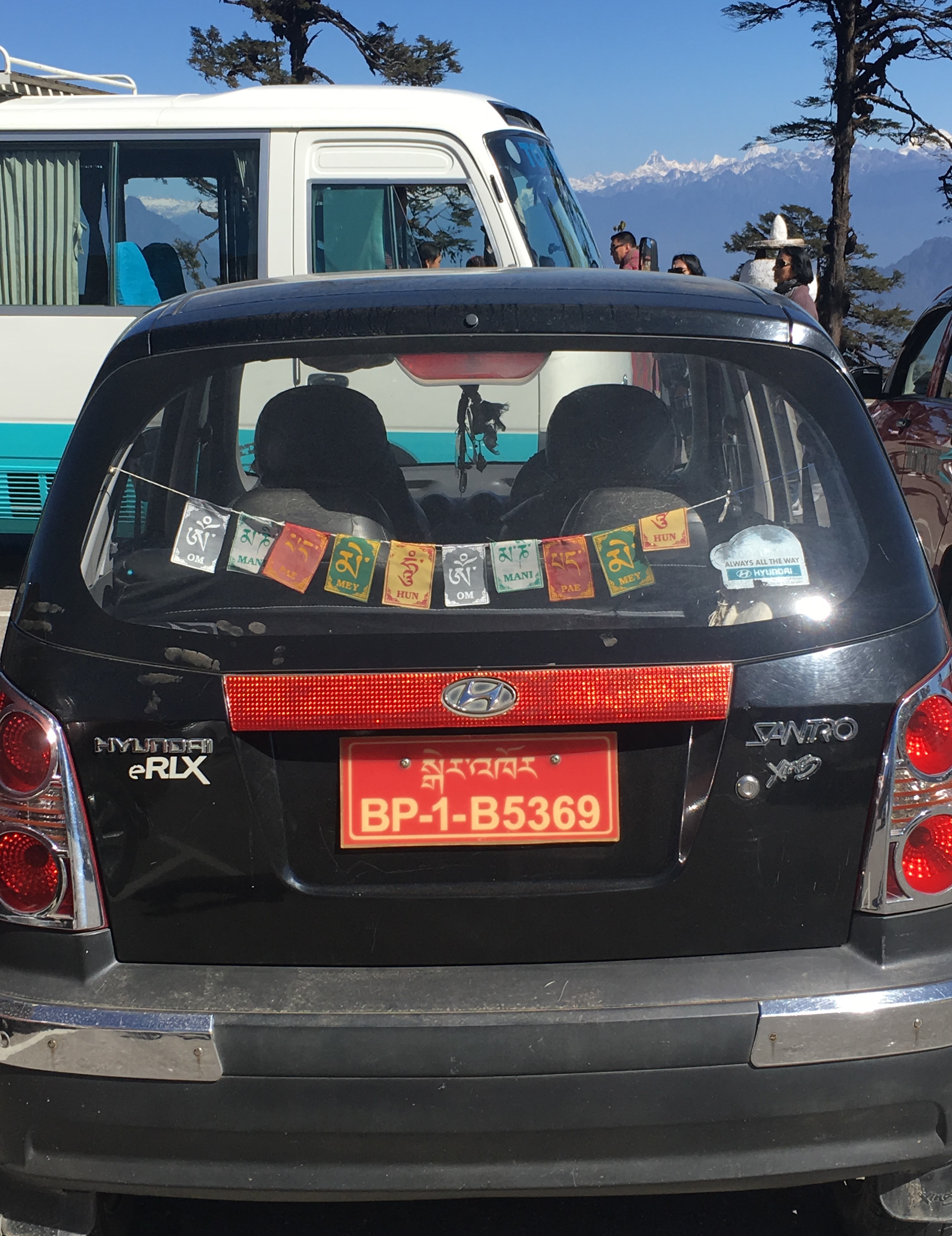 Bhutan bil med böneflaggor färger