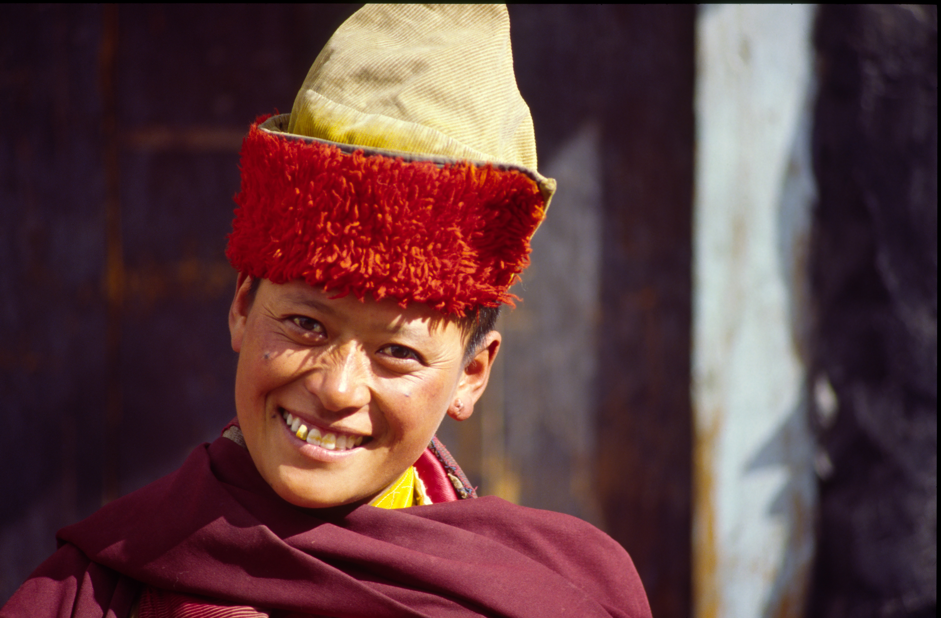 Glad kvinna med hatt