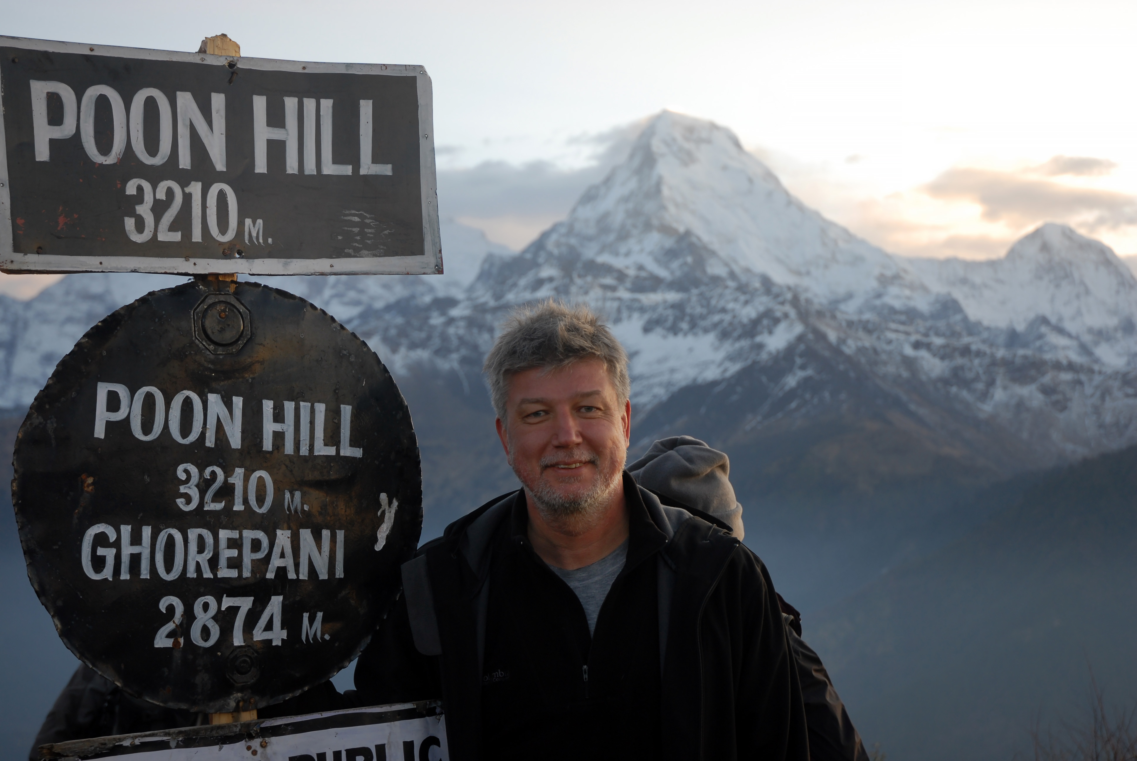 Resenär framför bergsmassiv