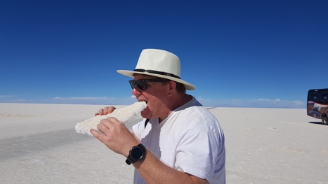 Claes Erik Larsson, deltagare på Altiplanoresan november 2018 tar sig ett saltigt bett. 
