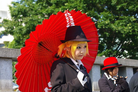 Ungdom med parasoll i Tokyo