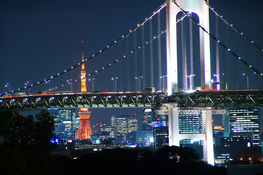 Regnsbågsbron i Tokyo