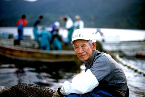 Fiskare med sin fångst i Akime