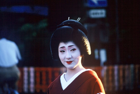 Porträtt av geisha i Kyoto