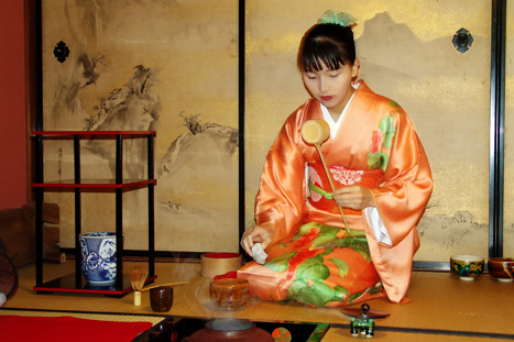 Kvinna gör teceremoni i Kanazawa