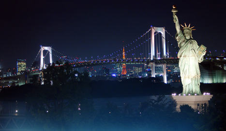 Staty framför bro på natten