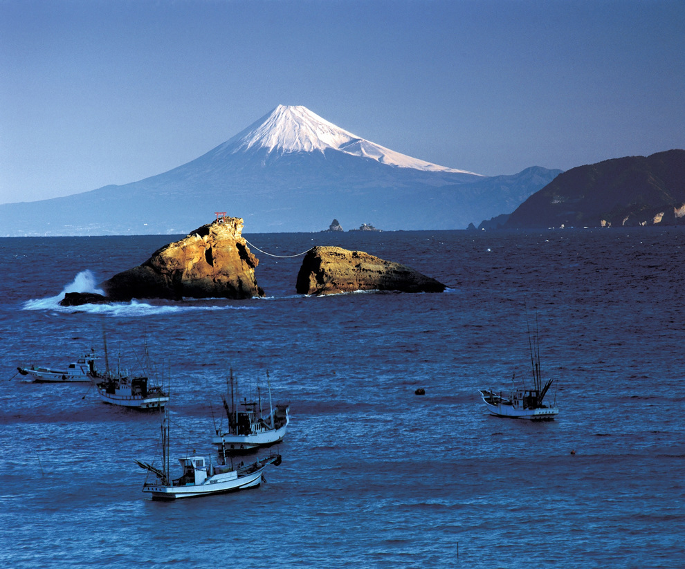 Fiskebåtar framför berget Fuji