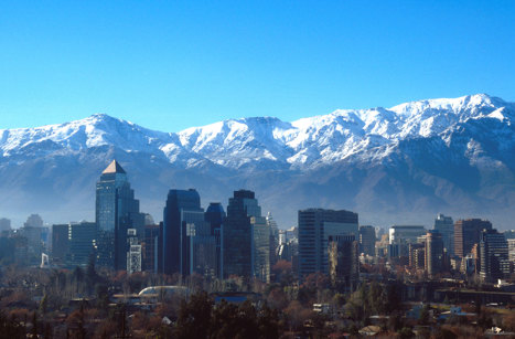 Höghus i Santiago och Andinska bergstoppar