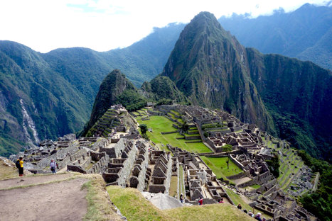 En man blickar ned mot Machu Picchu.