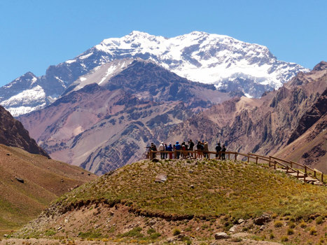 Berget Acongagua och turister som blickar upp mot det.