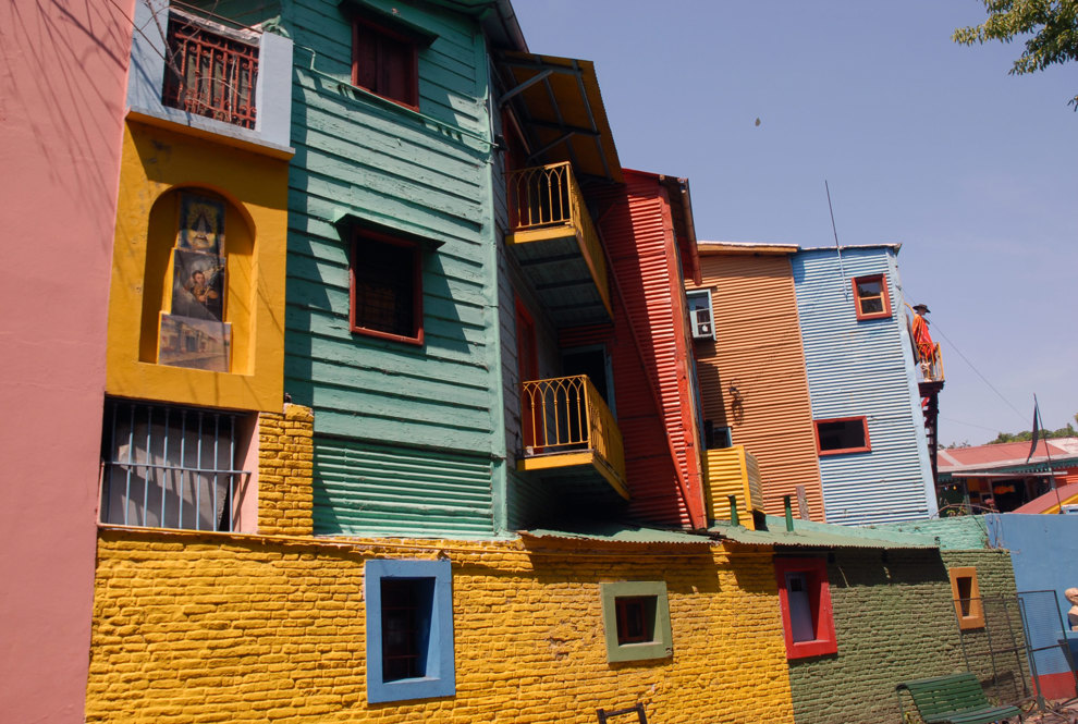 Färgglada hus och märkliga fönster i La Boca, Buenos Aires.