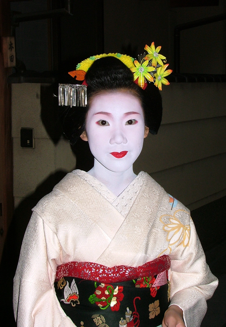 kvinna med vitt ansikte