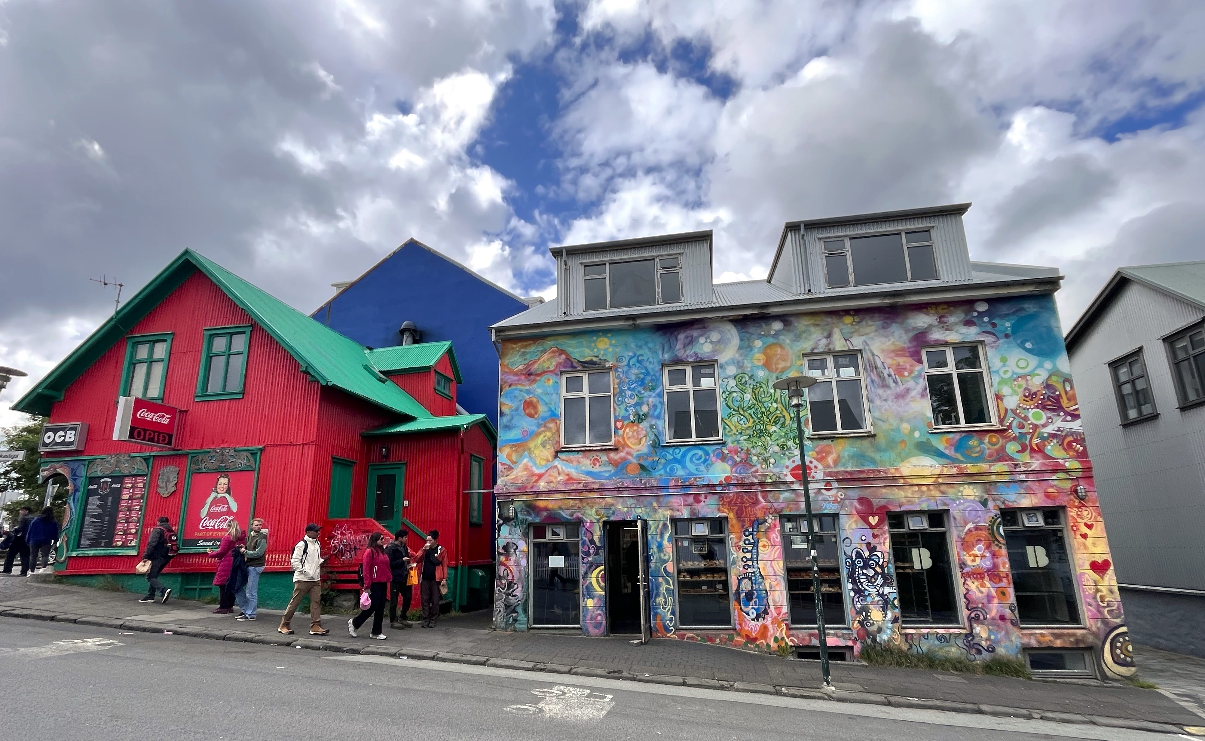 På bilden ser vi färgglada hus i Reykjavik