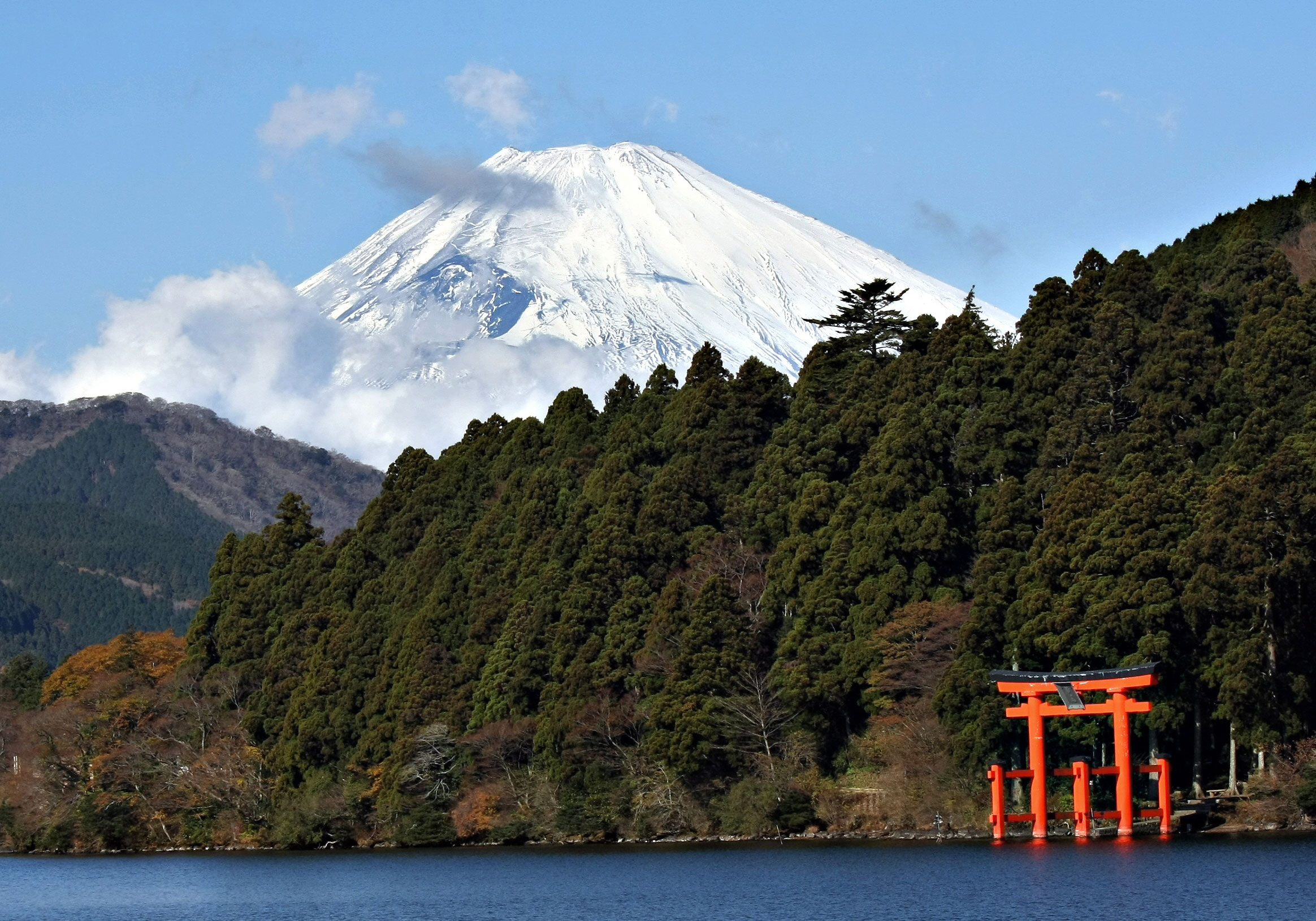 Shintoportal i Ashinosjön