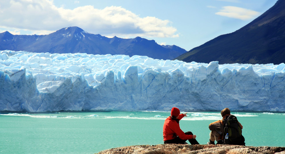 Par som sitter i förgrunden till glaciären Perito Moreno.