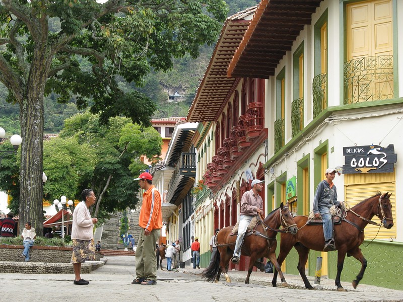Människor och hästar på torg i Antioquia, Colombia.