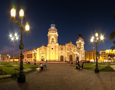 Park i Lima och upplyst kyrka.
