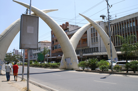 Gigantiska elfenben som portal till Mombasa stad